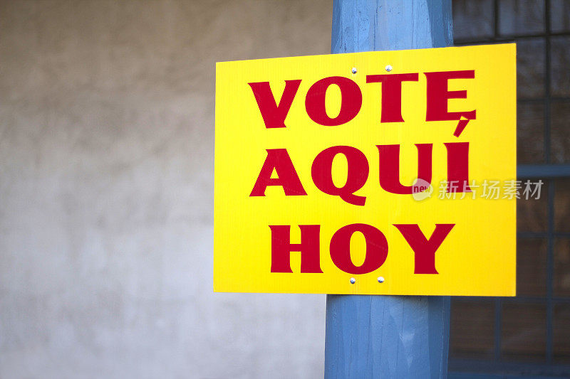 亮黄色西班牙式英语“VOTE AQUI HOY”标志